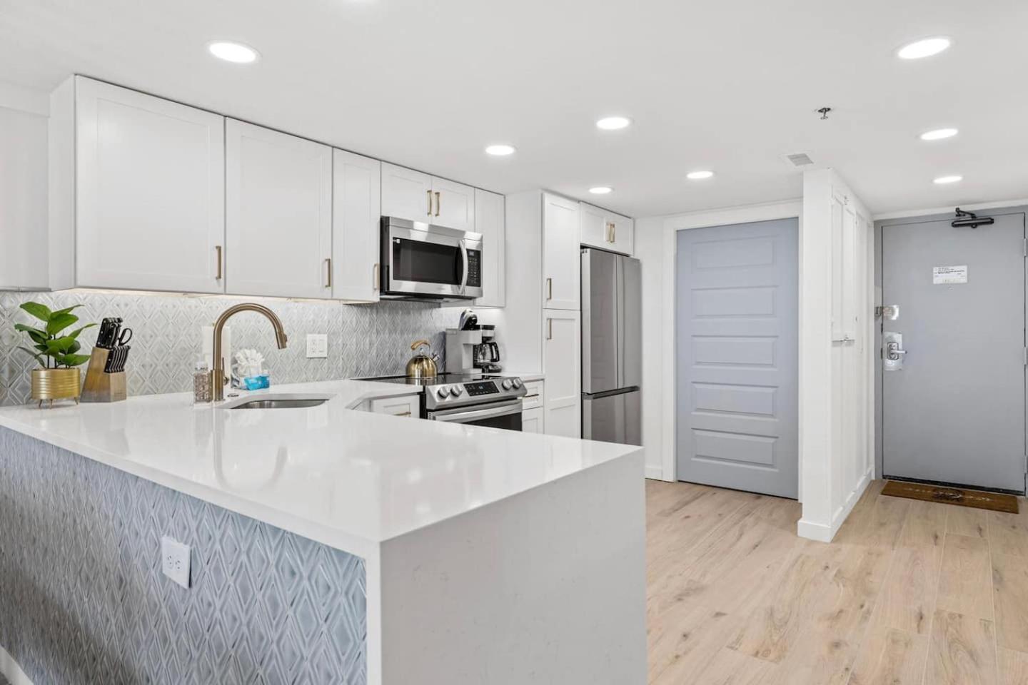 Апартаменты Luxury Ocean Front By Barefoot Landing Миртл-Бич Экстерьер фото